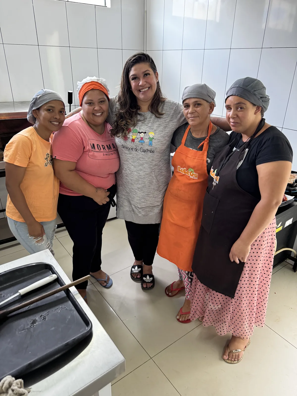Equipe de voluntárias que prepara a alimentação diária do projeto.
