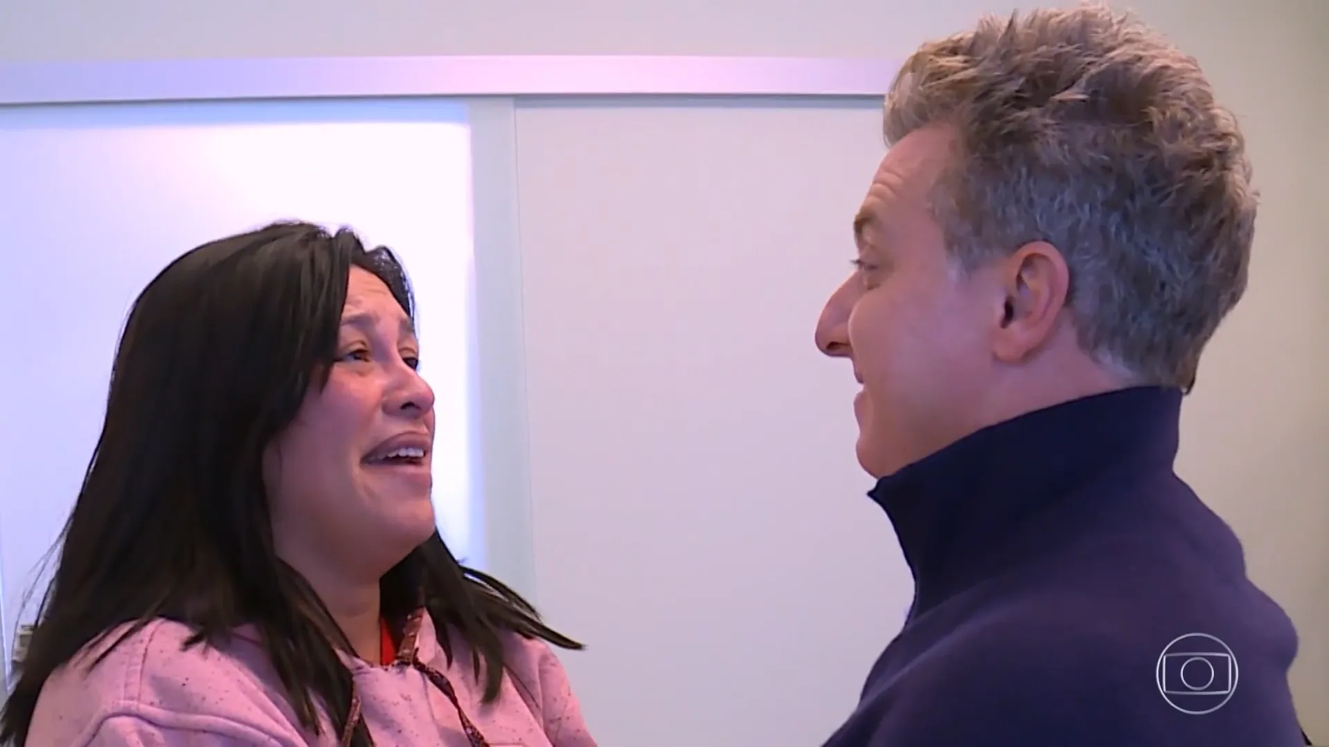 Tia Edi emocionada ao ser surpreendida por Luciano Huck.